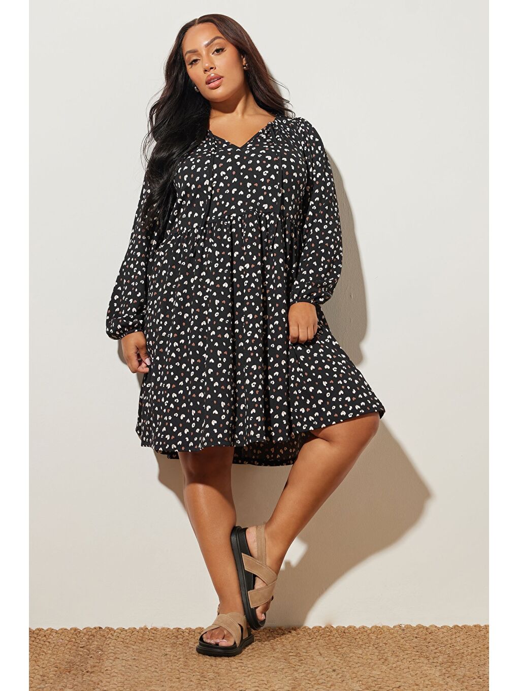 Siyah Büyük Beden V Yaka Uzun Kollu Bürümcük Kumaş Mini Elbise 303940-3