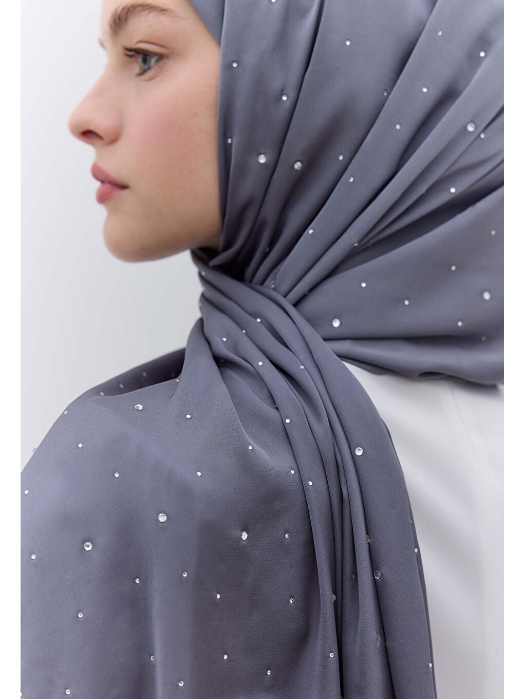 Gri Strass Taşlı İpeksi Şal Füme-1