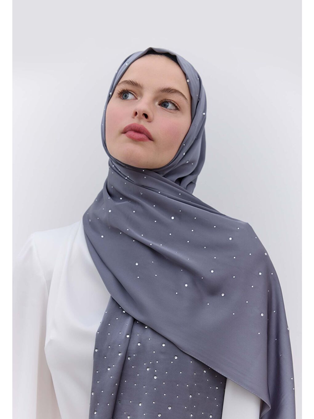 Gri Strass Taşlı İpeksi Şal Füme-2