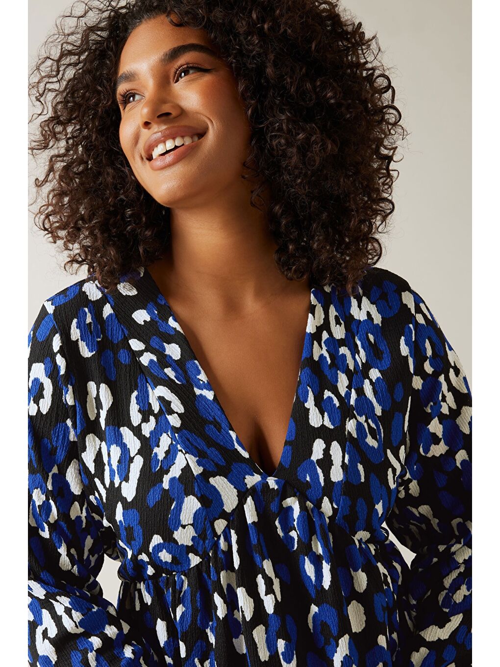 Mavi Büyük Beden V Yaka Uzun Kollu Bürümcük Kumaş Midi Elbise 615818-4