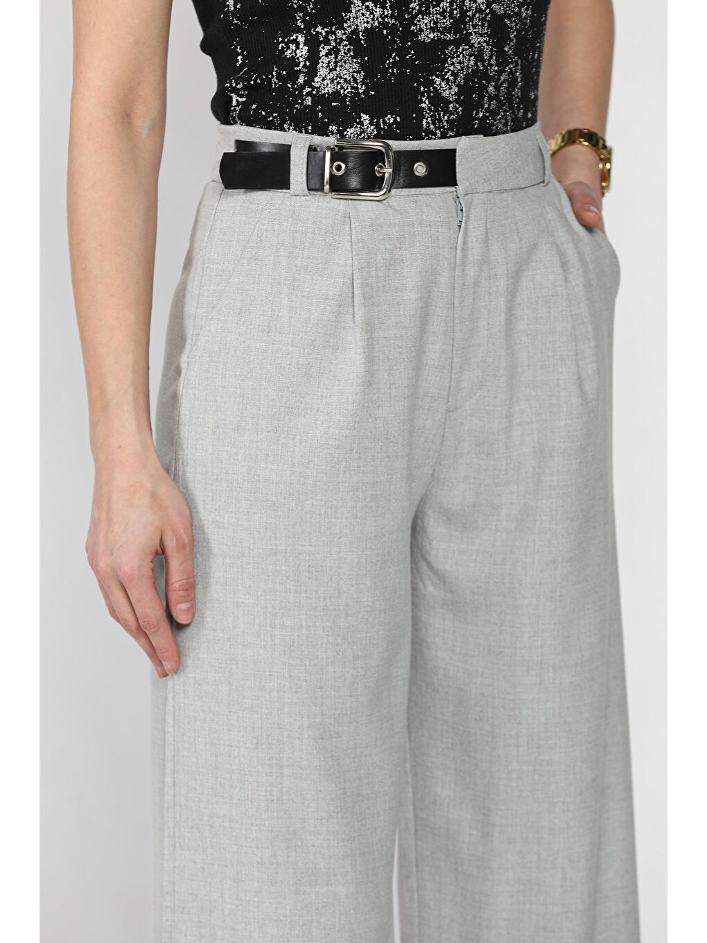Gri Kadın Kemer Aksesuarlı Yüksek Bel Pileli Pantolon-3