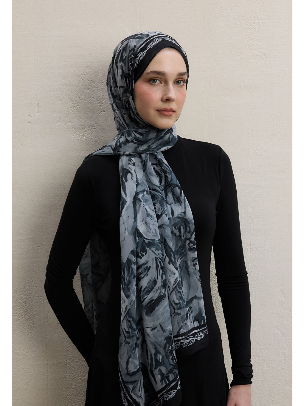 Margot Desen İpek Krep Şal Siyah-1