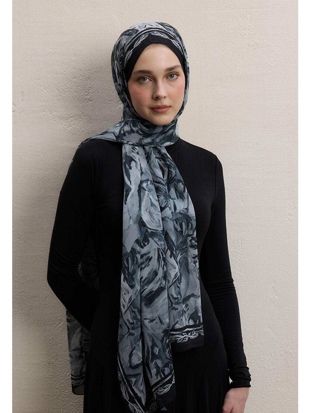 Margot Desen İpek Krep Şal Siyah-2