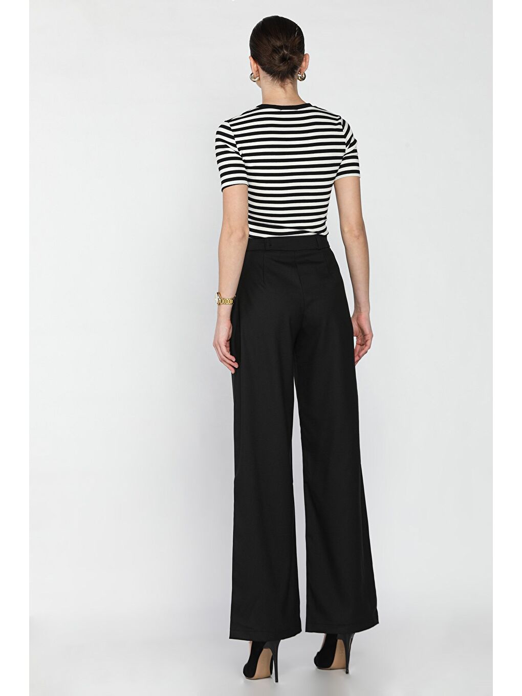 Siyah Kadın Kemer Aksesuarlı Yüksek Bel Pileli Pantolon-2