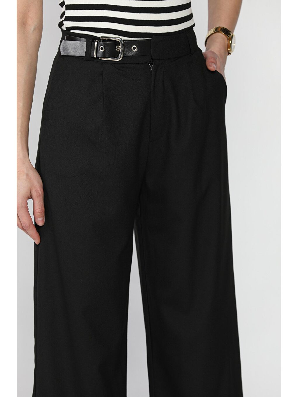 Siyah Kadın Kemer Aksesuarlı Yüksek Bel Pileli Pantolon-3