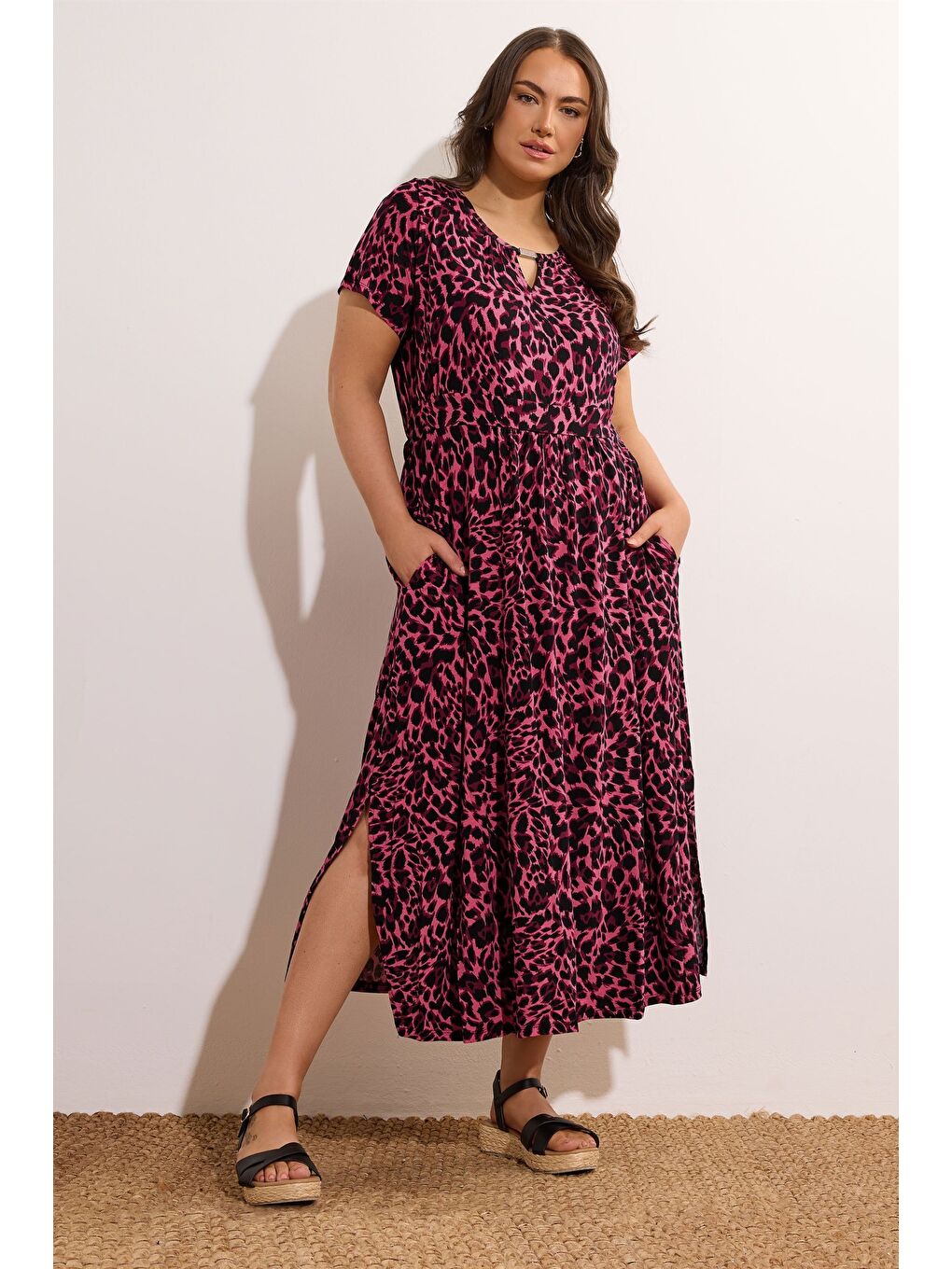 Mor Büyük Beden Yaka Detaylı Kısa Kollu Cepli Yırtmaçlı Maxi Elbise 615605-1