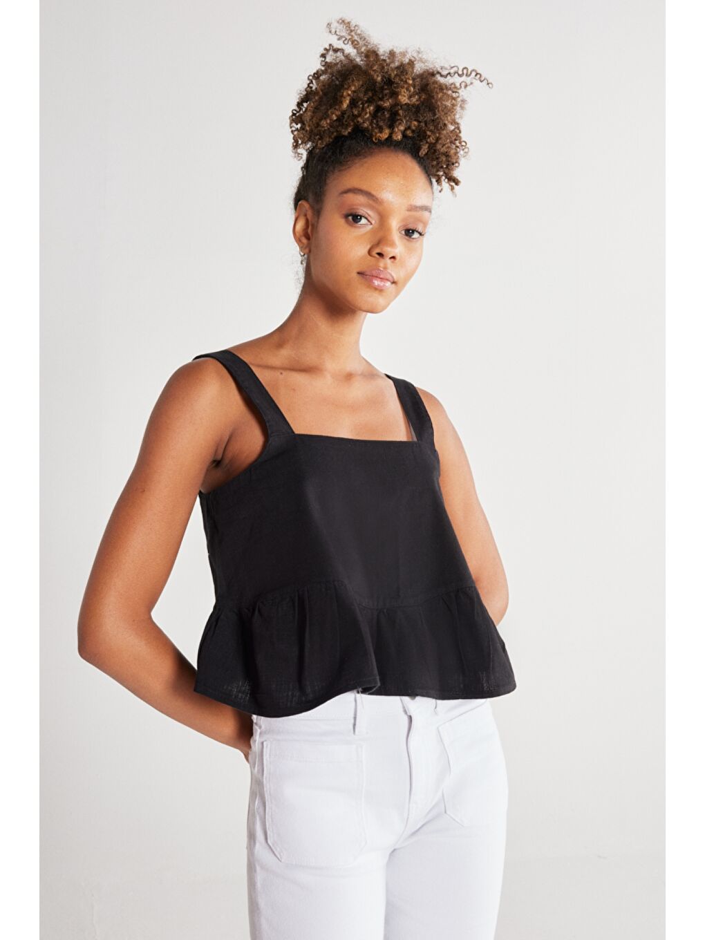 Regular Fit Normal Kesim %100 Pamuk Kare Yaka Siyah Askılı Bluz-3