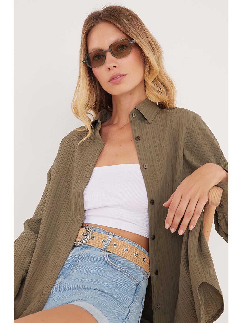 Kadın Oversize Geniş Kesim Bürümcük Pens Detaylı Uzun Kollu Dokulu Haki Gömlek-1