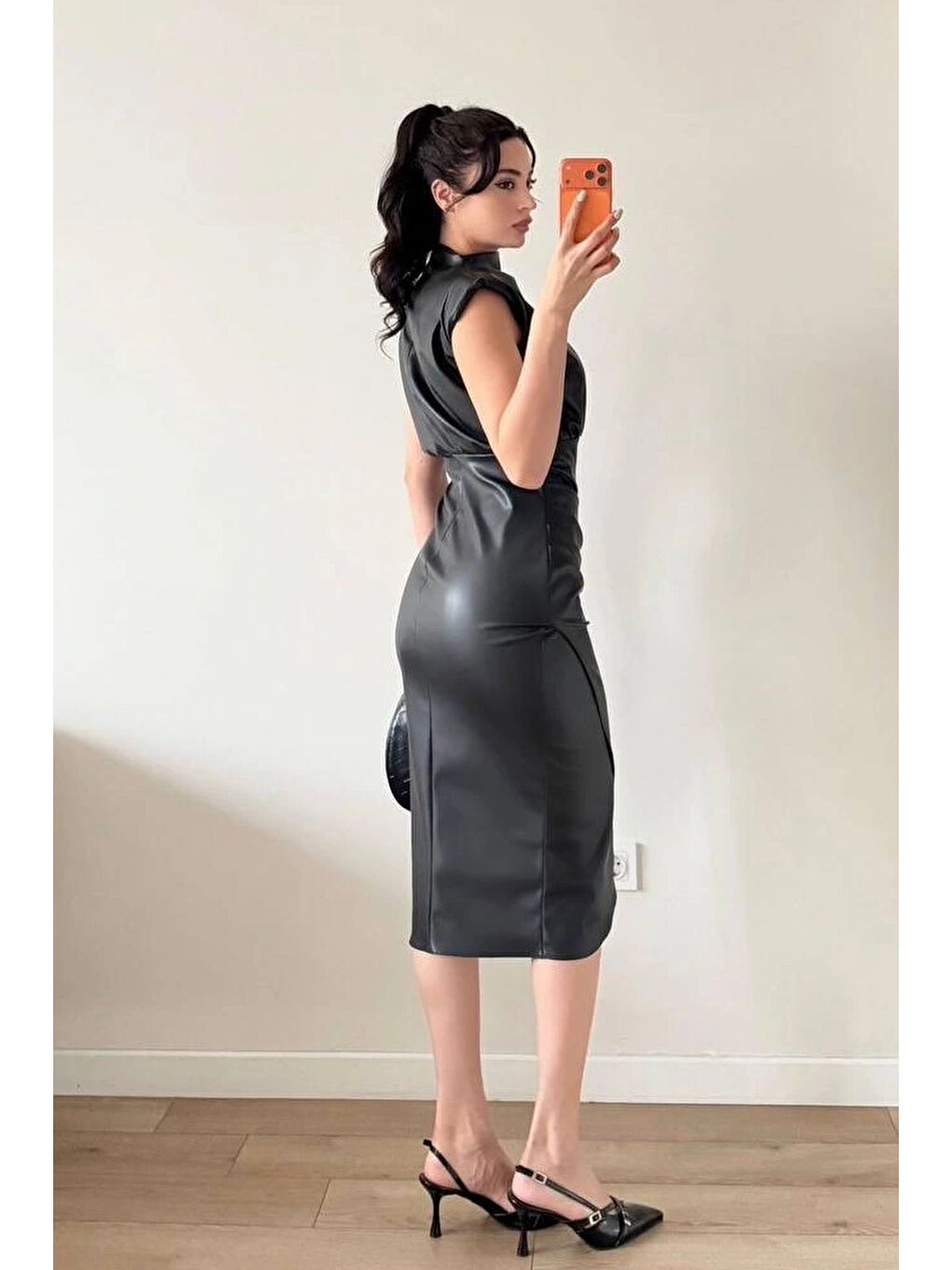 Kadın Siyah Omuz Vatkalı Bel Pileli Deri Elbise 1041-2741-1