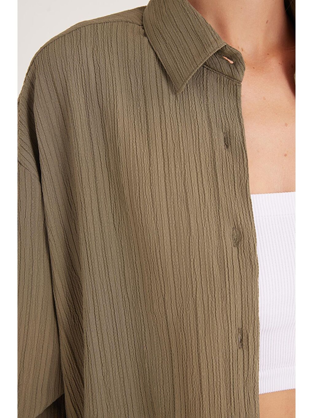 Kadın Oversize Geniş Kesim Bürümcük Pens Detaylı Uzun Kollu Dokulu Haki Gömlek-2