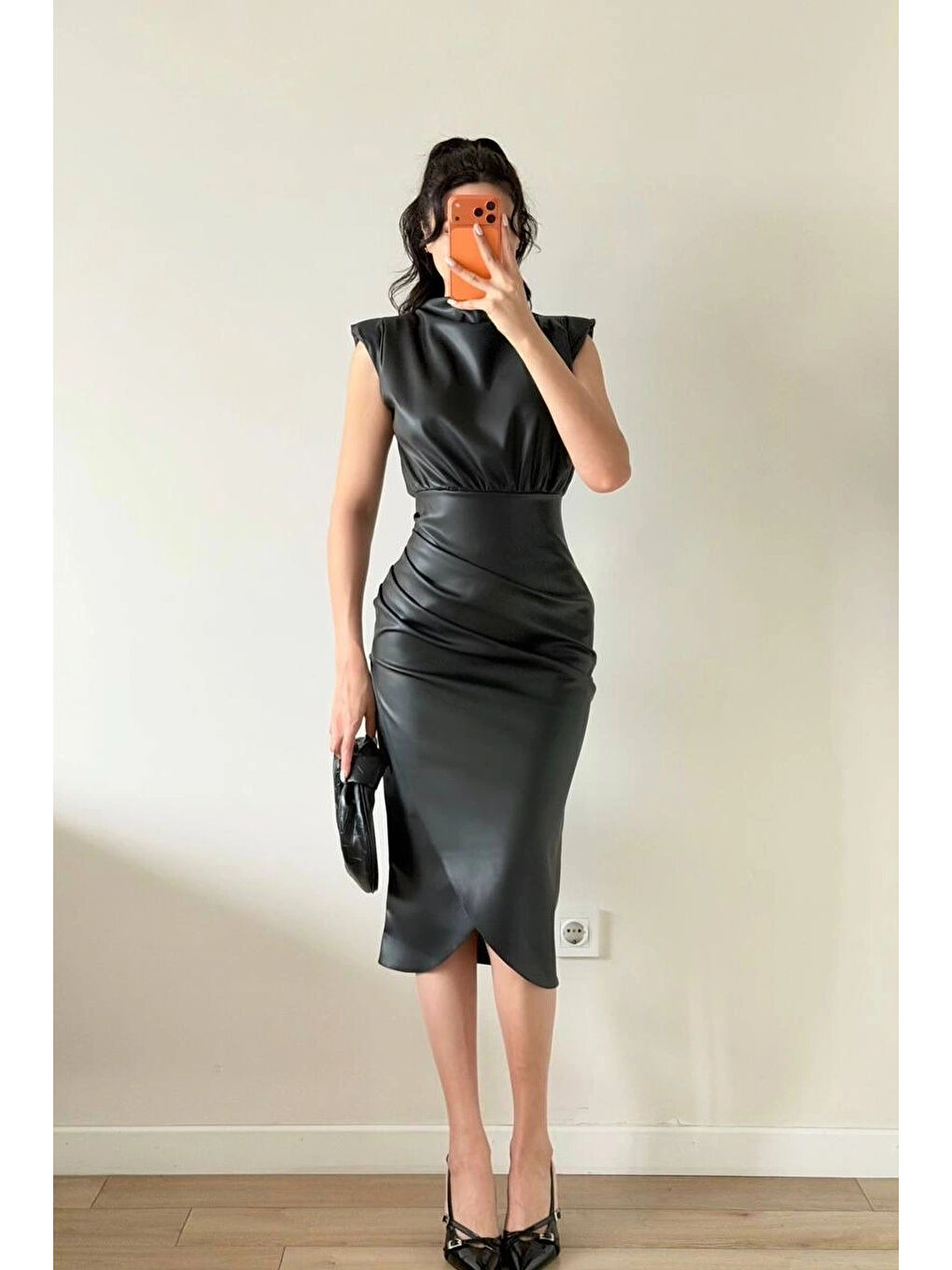 Kadın Siyah Omuz Vatkalı Bel Pileli Deri Elbise 1041-2741-2