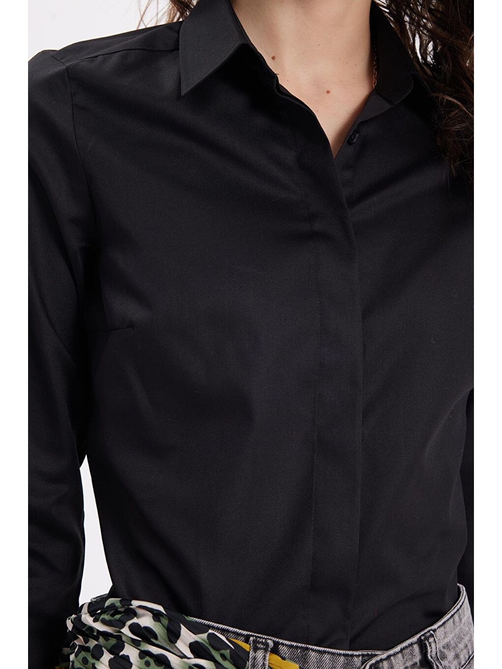 Kadın Slim Fit Non-Iron Pamuklu Vücuda Oturan Ütü Gerektirmez Pensli Siyah Gömlek-2