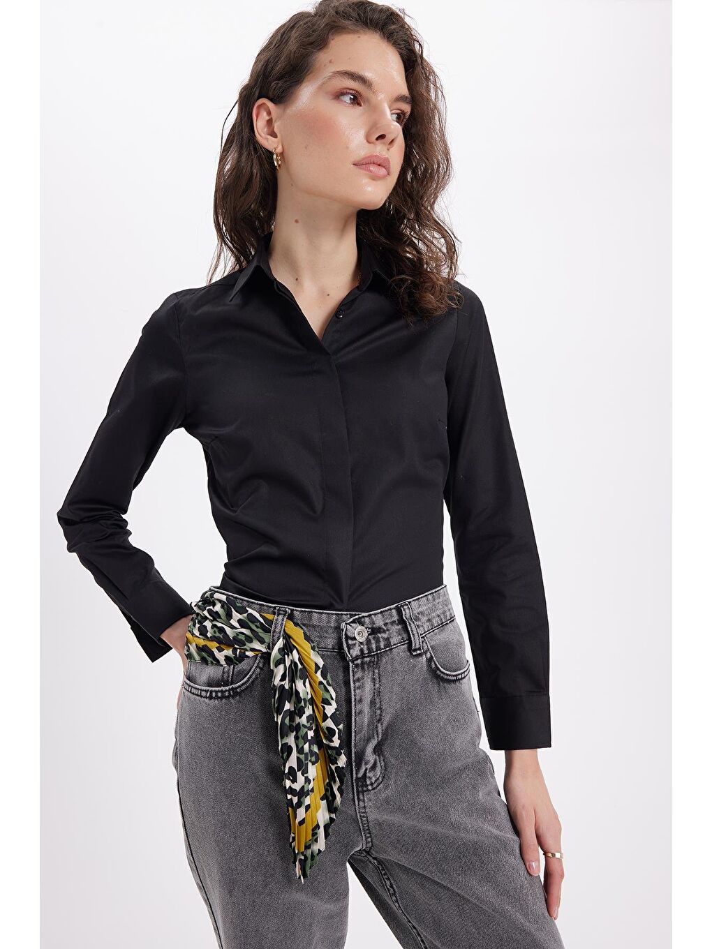 Kadın Slim Fit Non-Iron Pamuklu Vücuda Oturan Ütü Gerektirmez Pensli Siyah Gömlek-4