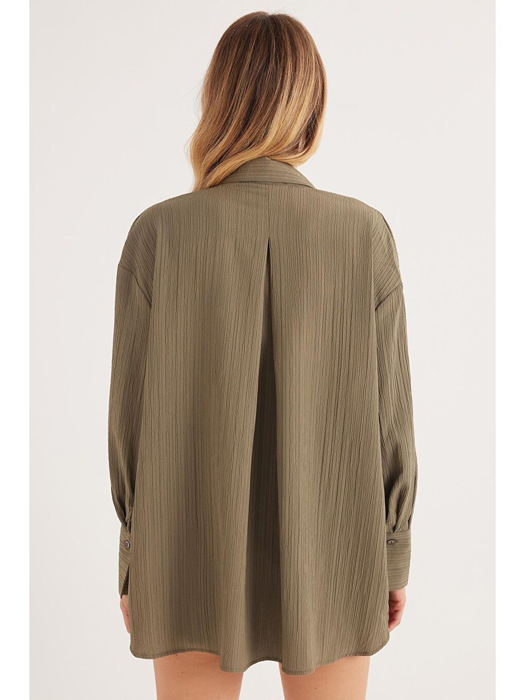 Kadın Oversize Geniş Kesim Bürümcük Pens Detaylı Uzun Kollu Dokulu Haki Gömlek-6