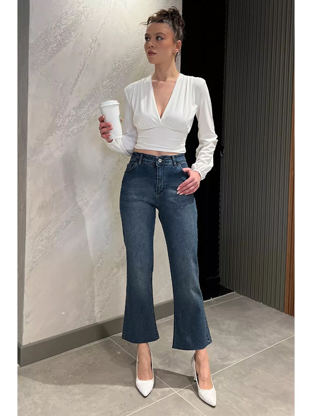 Mavi Kesik Paça Yüksek Bel Kadın Jean Pantolon