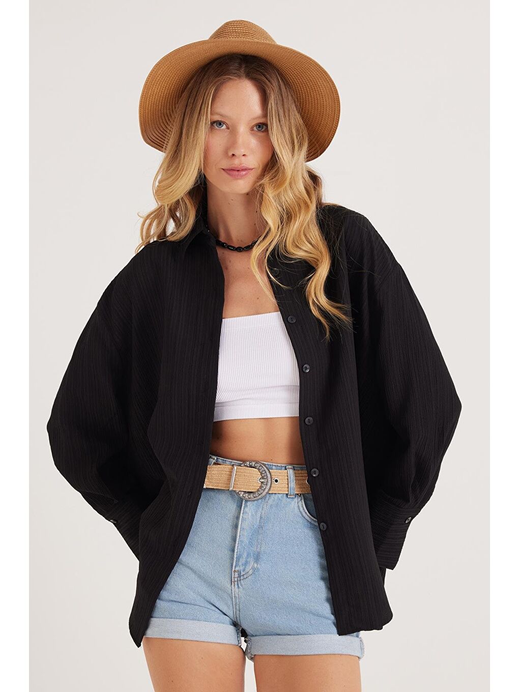 Kadın Oversize Geniş Kesim Bürümcük Pens Detaylı Uzun Kollu Dokulu Siyah Gömlek-1