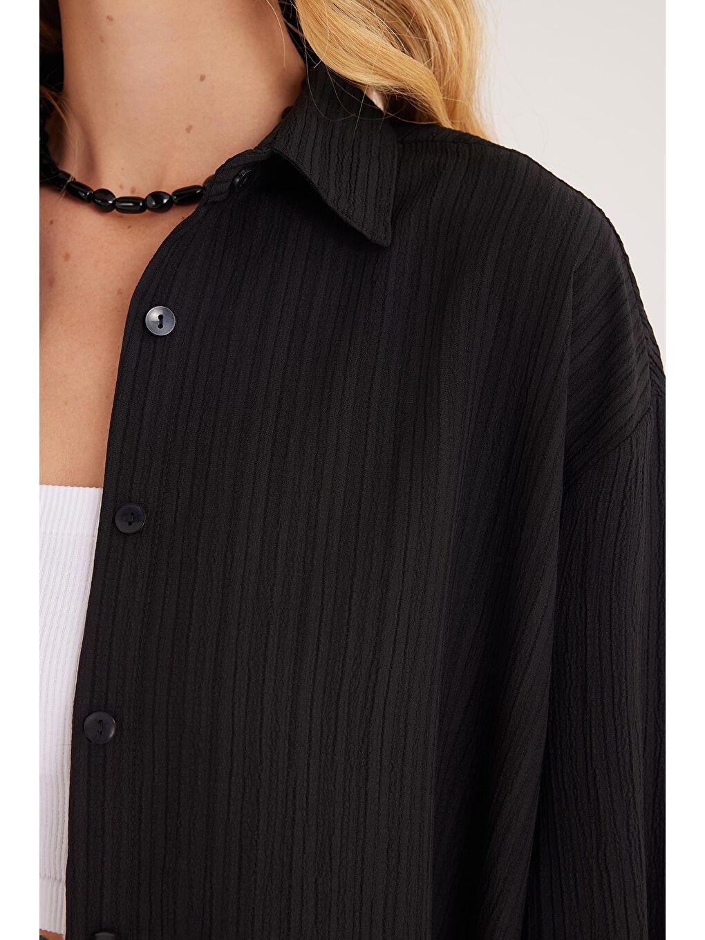 Kadın Oversize Geniş Kesim Bürümcük Pens Detaylı Uzun Kollu Dokulu Siyah Gömlek-2