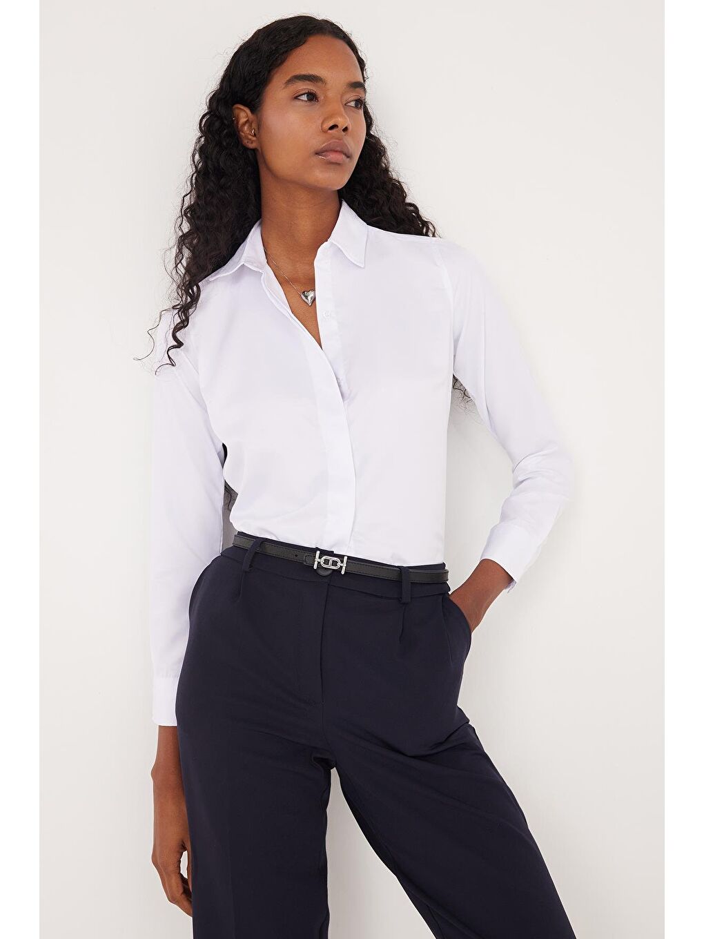Kadın Slim Fit Dar Kesim Vucüda Oturan Uzun Kollu Gizli Düğme Detaylı Beyaz Basic Gömlek