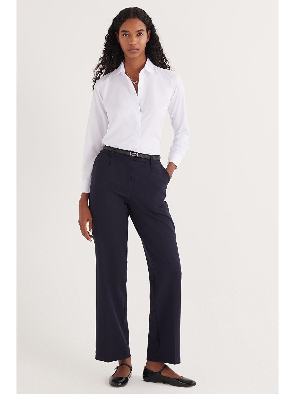 Kadın Slim Fit Dar Kesim Vucüda Oturan Uzun Kollu Gizli Düğme Detaylı Beyaz Basic Gömlek-2