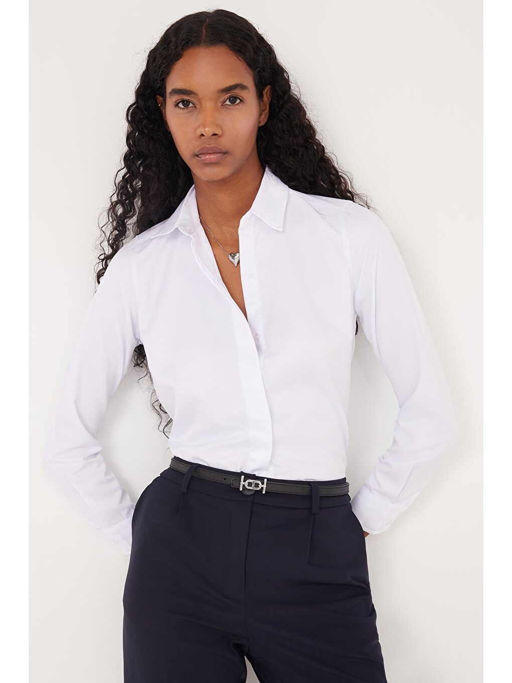 Kadın Slim Fit Dar Kesim Vucüda Oturan Uzun Kollu Gizli Düğme Detaylı Beyaz Basic Gömlek-3