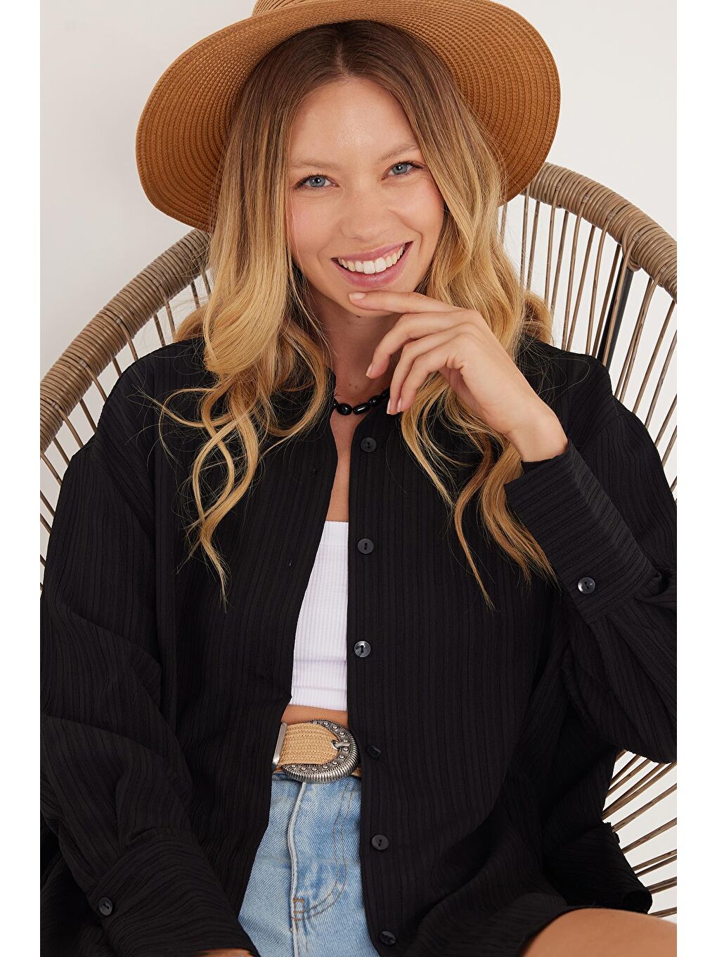 Kadın Oversize Geniş Kesim Bürümcük Pens Detaylı Uzun Kollu Dokulu Siyah Gömlek-4