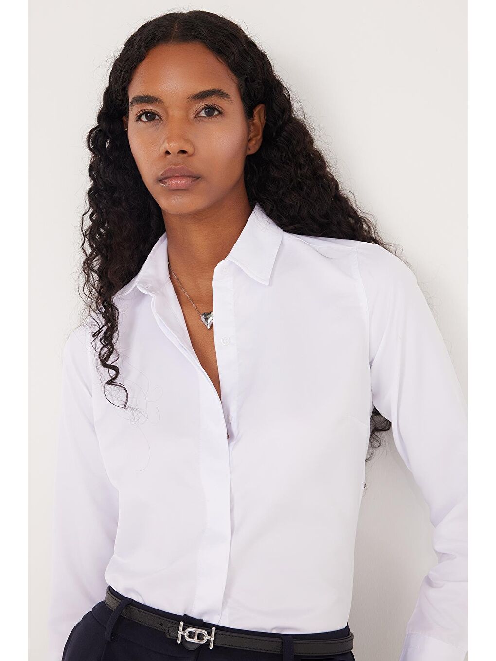Kadın Slim Fit Dar Kesim Vucüda Oturan Uzun Kollu Gizli Düğme Detaylı Beyaz Basic Gömlek-4