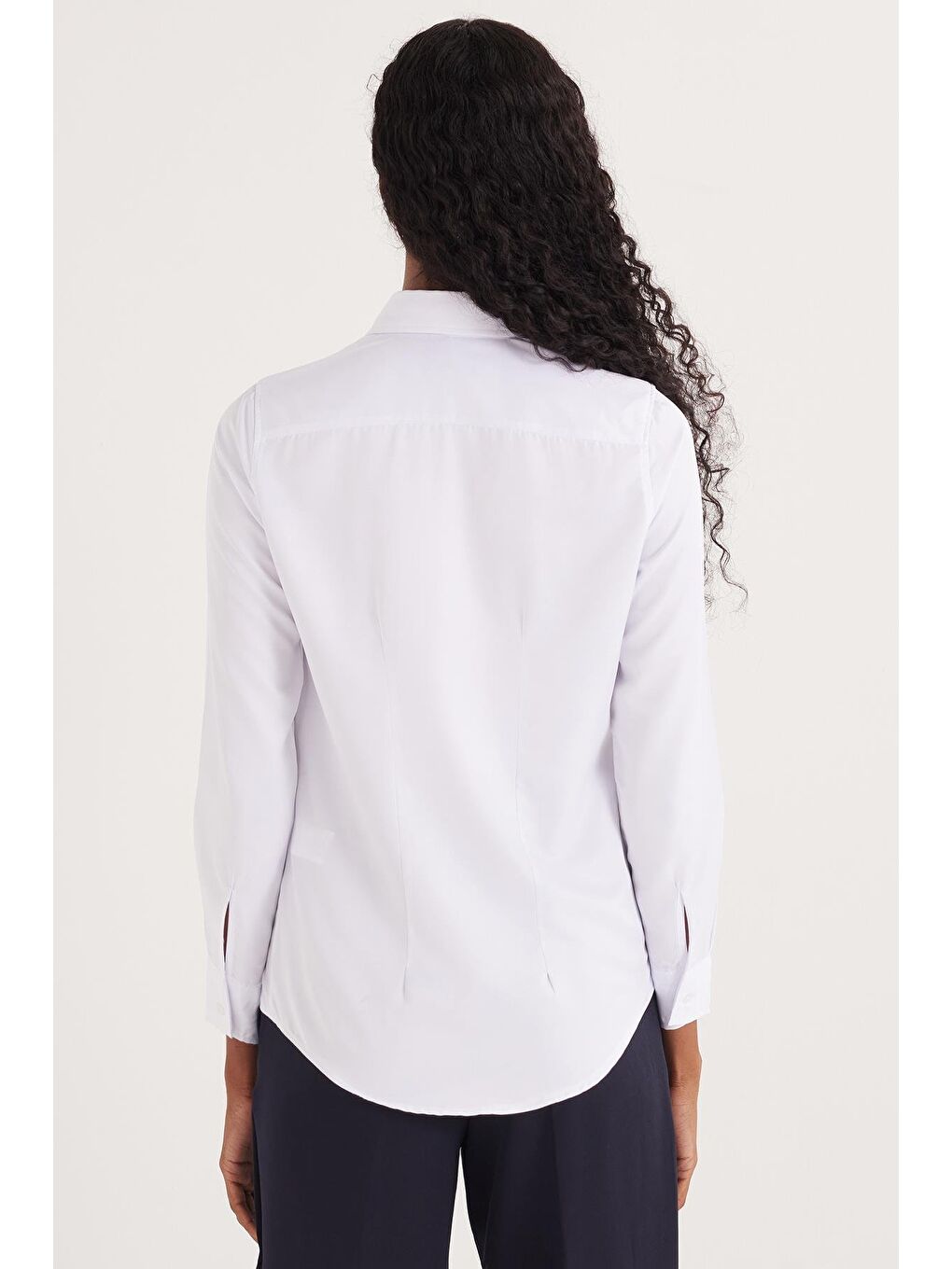 Kadın Slim Fit Dar Kesim Vucüda Oturan Uzun Kollu Gizli Düğme Detaylı Beyaz Basic Gömlek-6