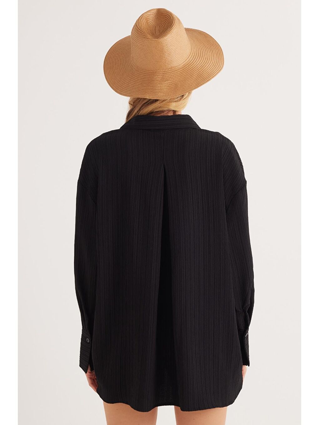 Kadın Oversize Geniş Kesim Bürümcük Pens Detaylı Uzun Kollu Dokulu Siyah Gömlek-6