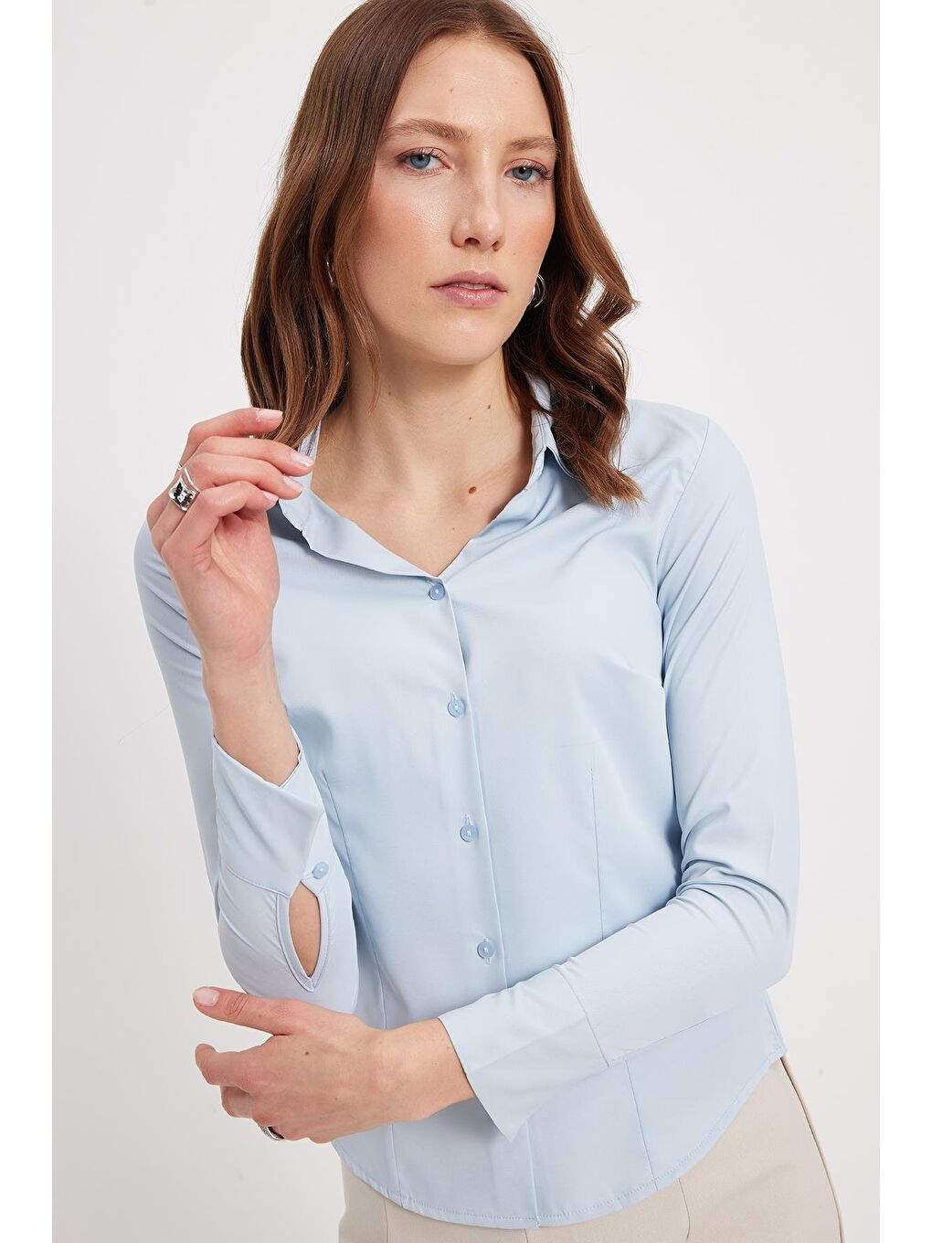 Kadın Slim Fit Dar Kesim Pensli Vucüda Oturan Klasik Yaka Uzun Kollu Elastanlı Mavi Gömlek