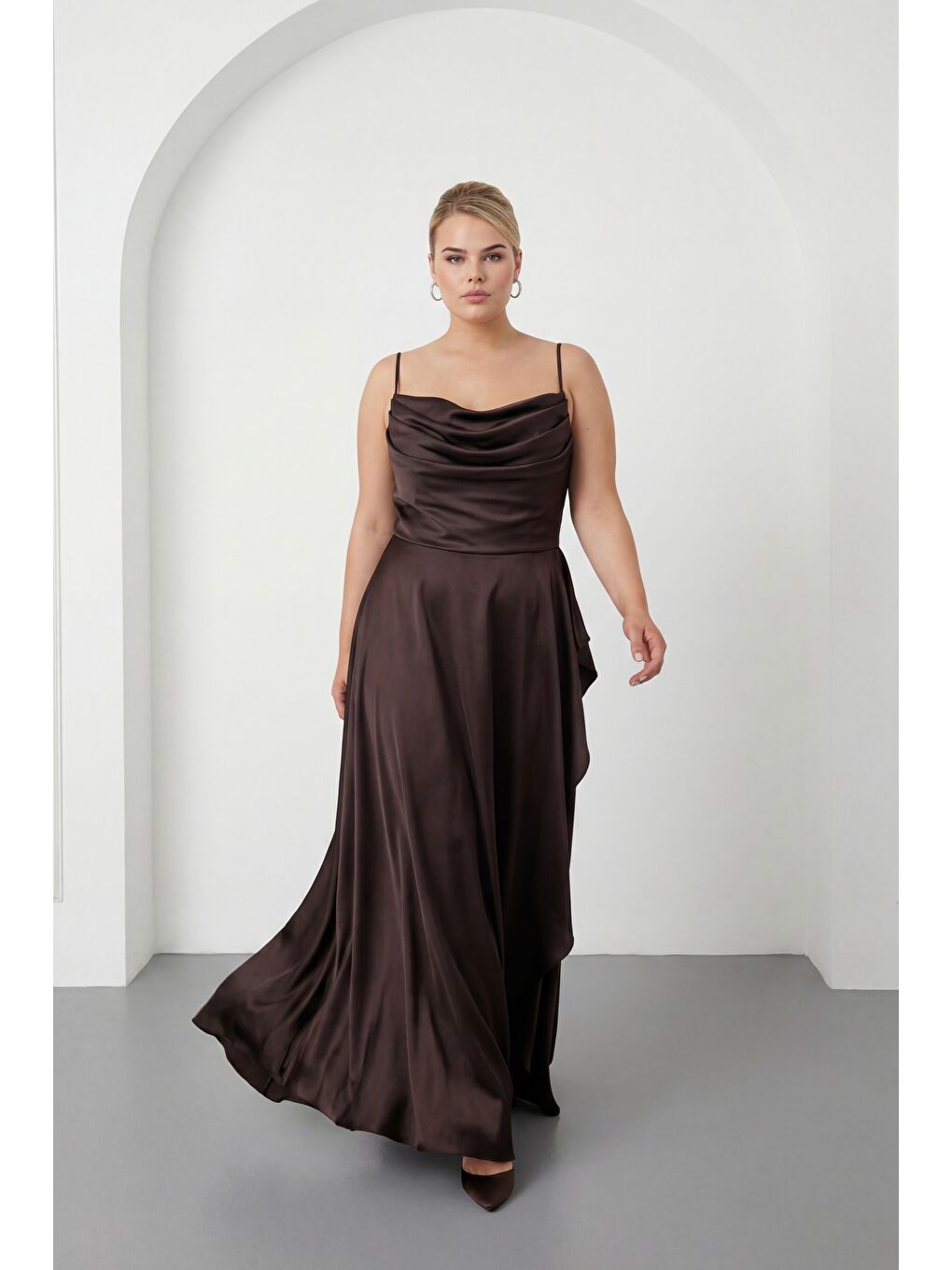 Kadın Kahverengi Volanlı Yırtmaçlı Büyük Beden Saten Abiye Mezuniyet Elbisesi