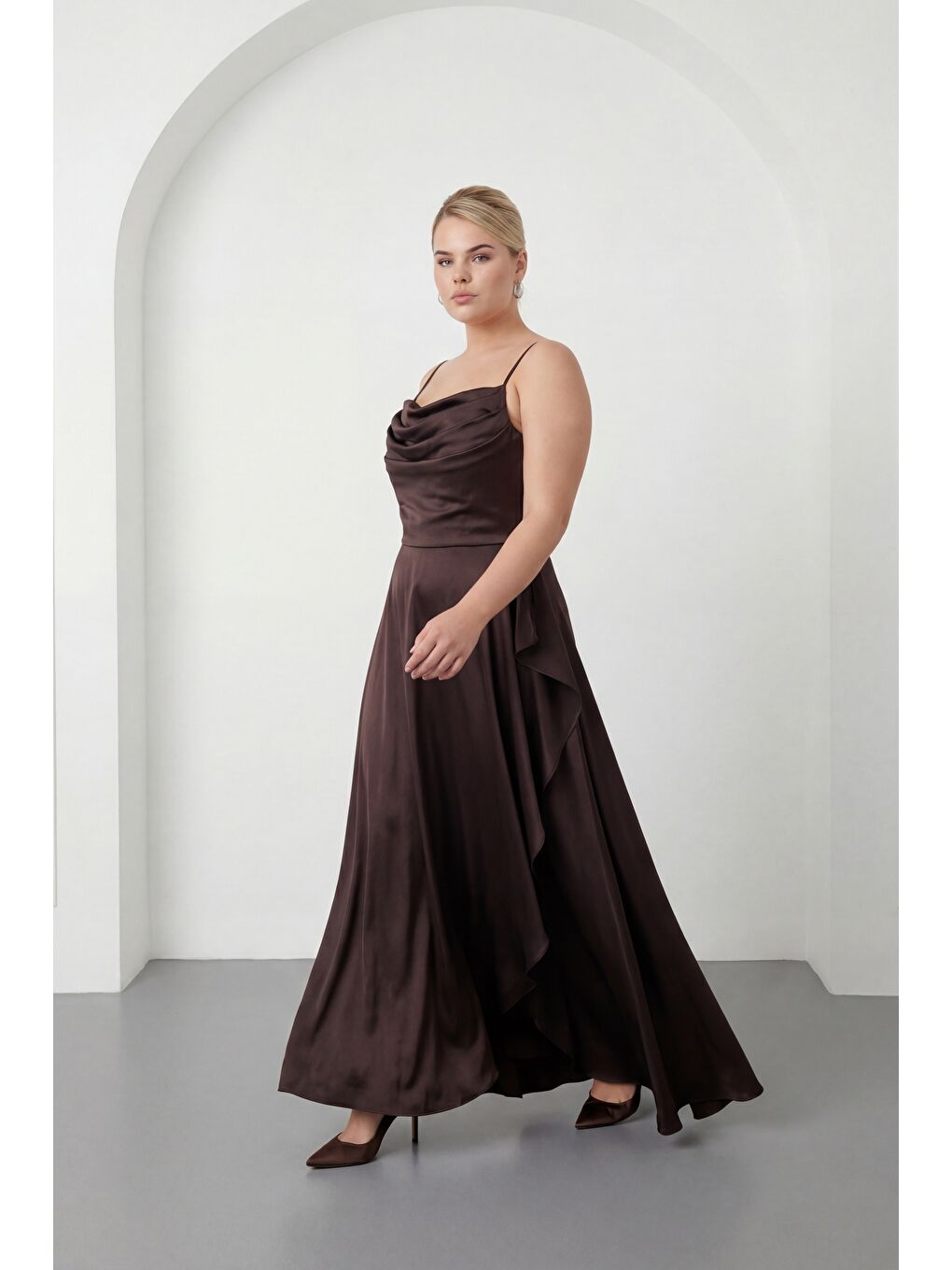 Kadın Kahverengi Volanlı Yırtmaçlı Büyük Beden Saten Abiye Mezuniyet Elbisesi-1