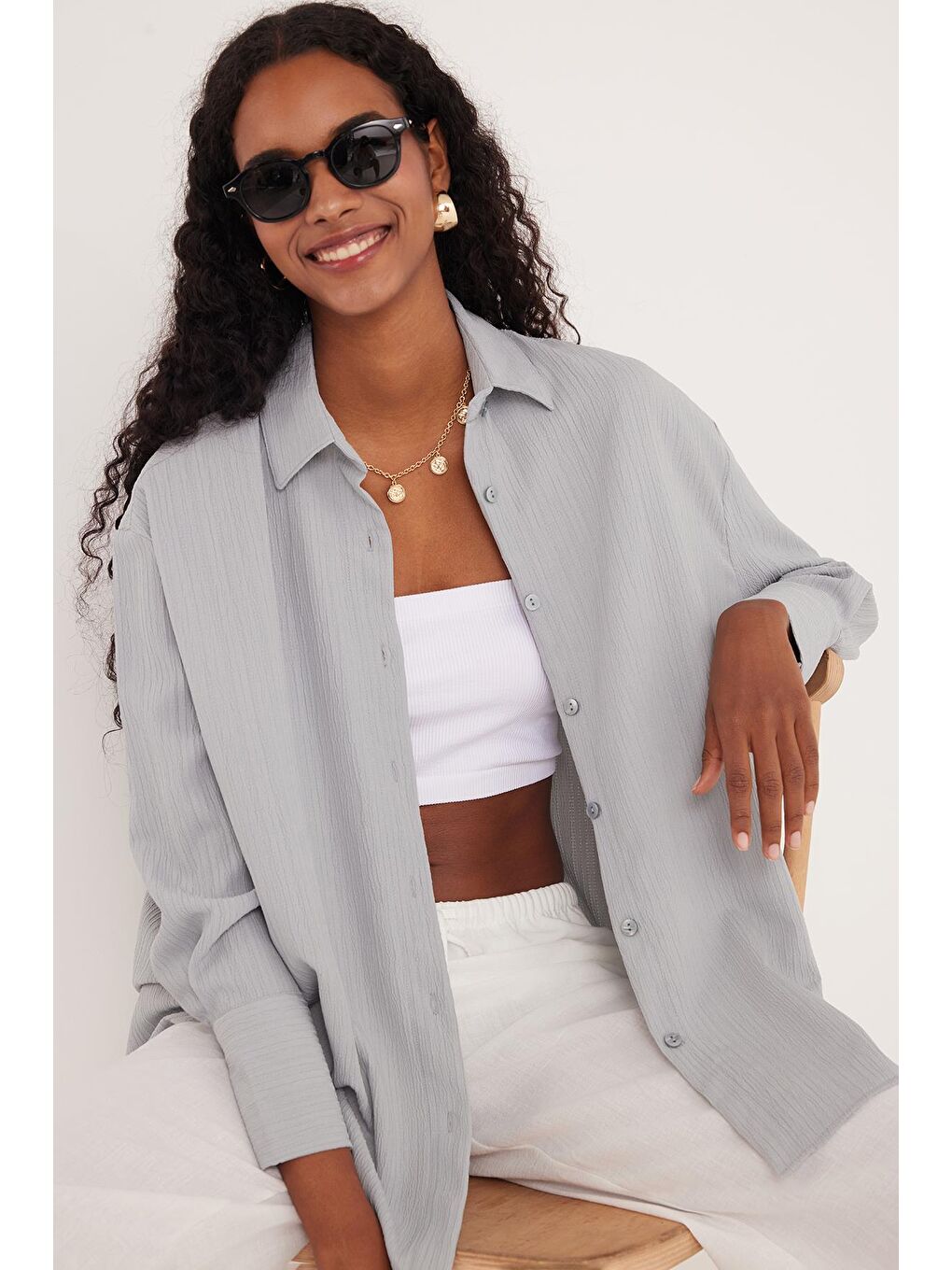 Kadın Oversize Geniş Kesim Bürümcük Pens Detaylı Uzun Kollu Dokulu Gri Gömlek-1