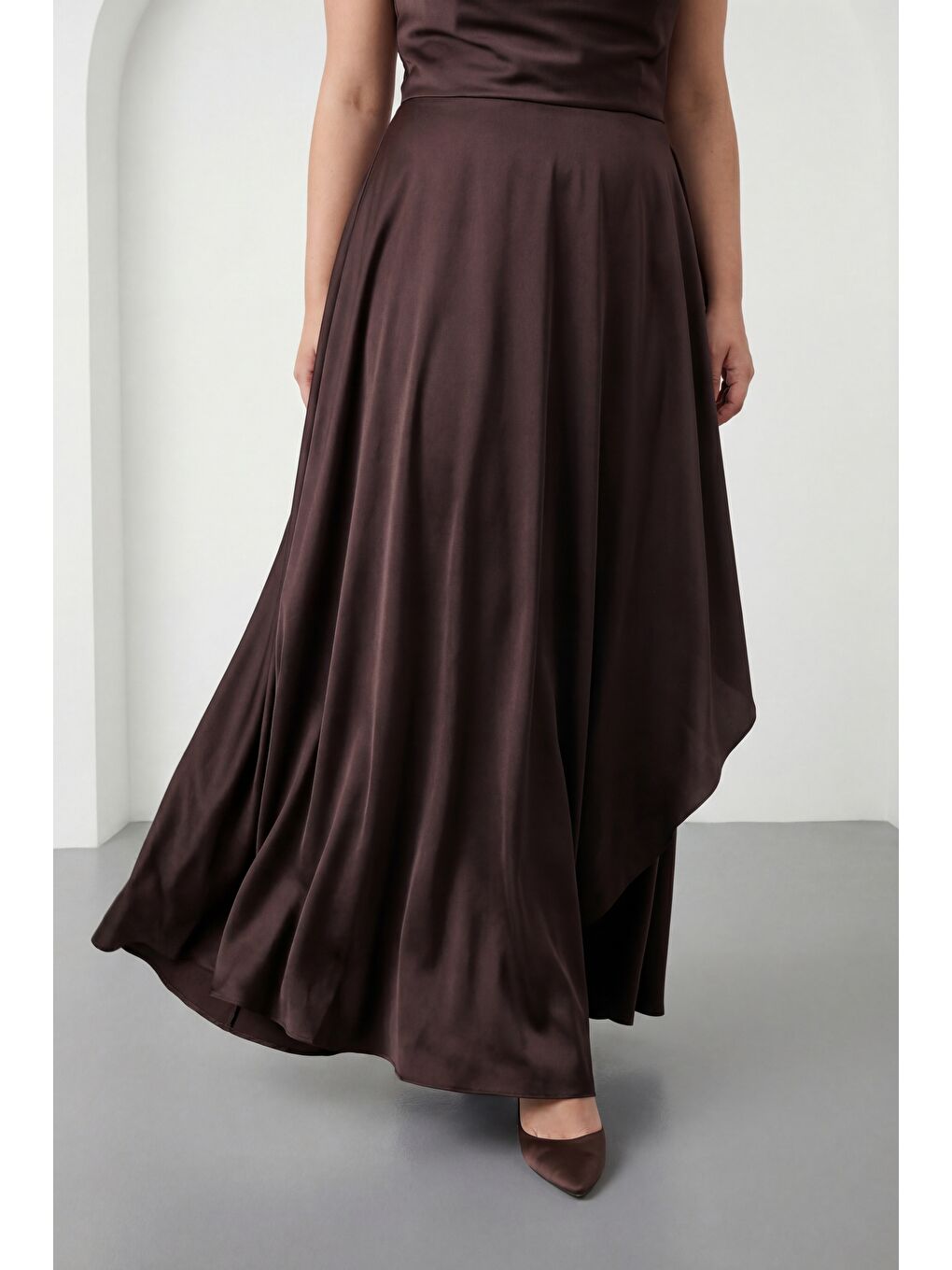 Kadın Kahverengi Volanlı Yırtmaçlı Büyük Beden Saten Abiye Mezuniyet Elbisesi-3