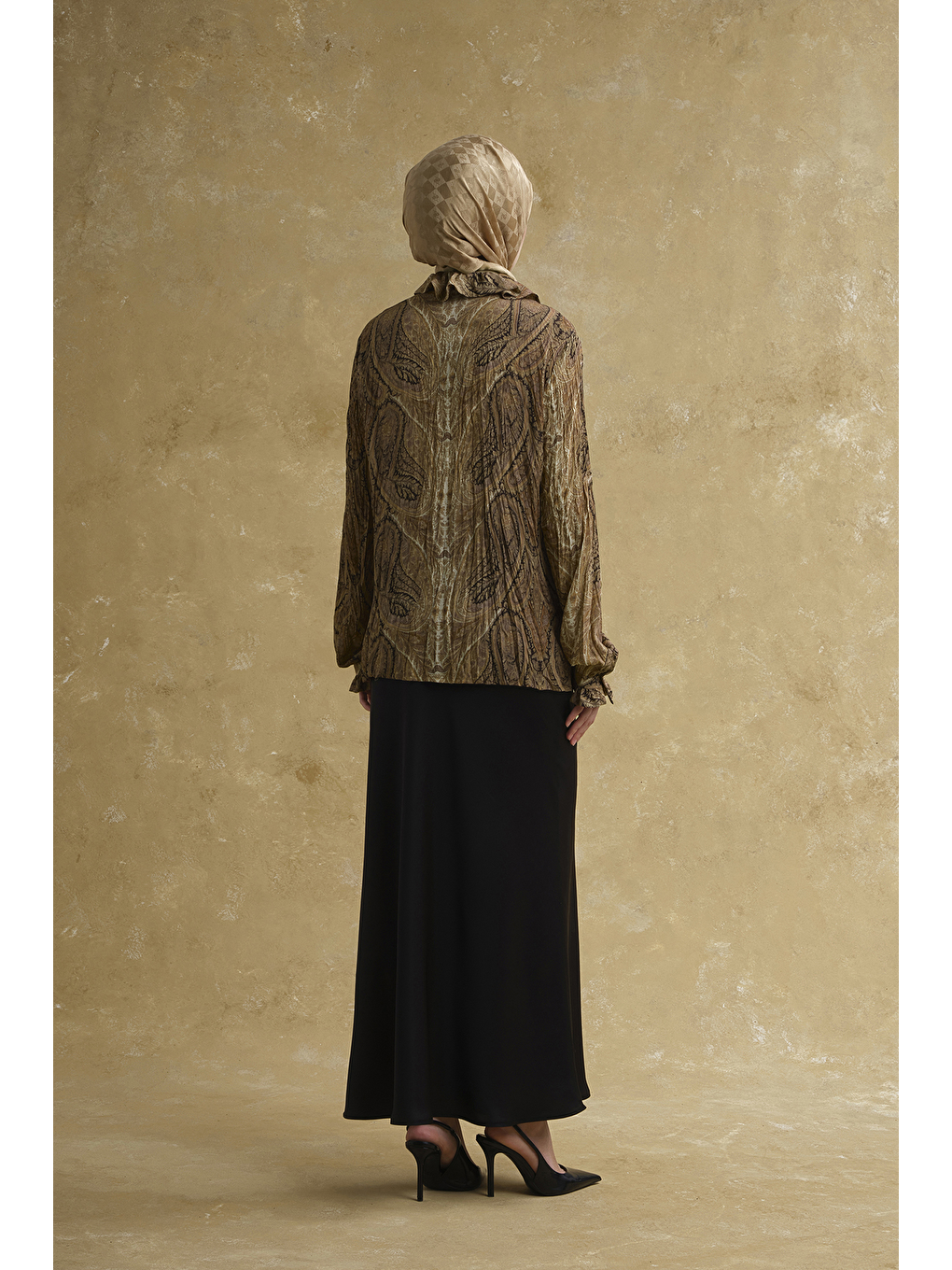 Kahverengi Şal Desenli Fırfırlı Bluz Camel-4