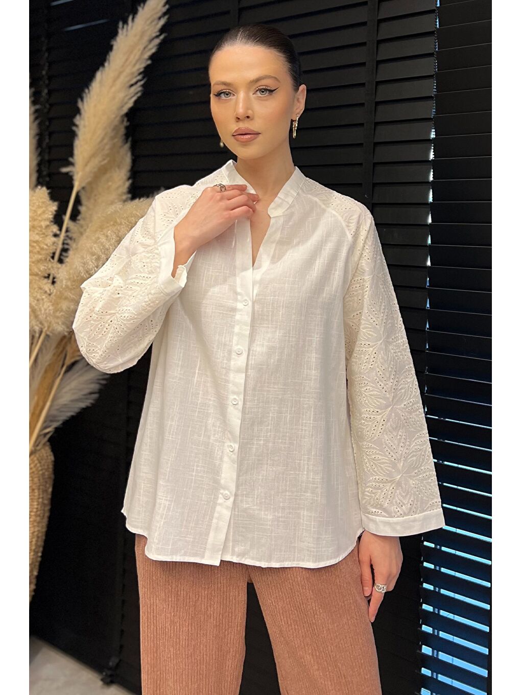 Ekru Kadın Dantel İşlemeli Keten Gömlek