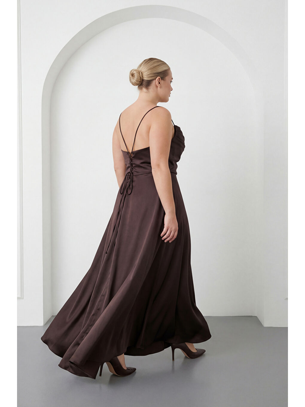 Kadın Kahverengi Volanlı Yırtmaçlı Büyük Beden Saten Abiye Mezuniyet Elbisesi-5