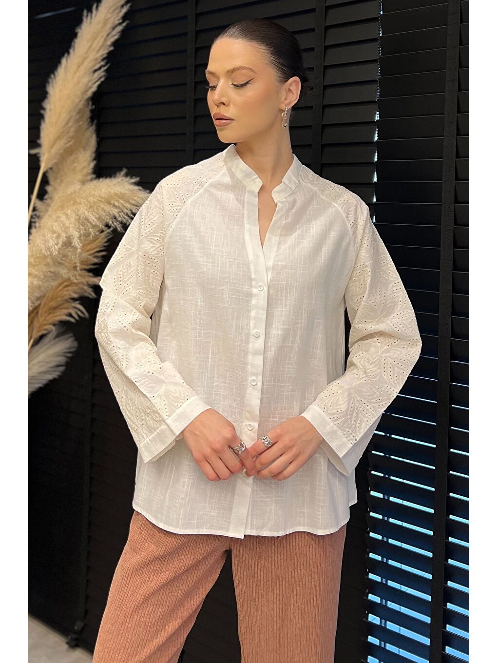 Ekru Kadın Dantel İşlemeli Keten Gömlek-1