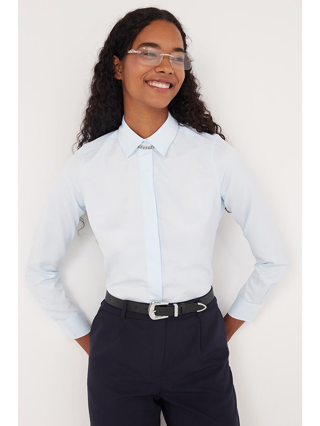 Kadın Slim Fit Dar Kesim Vucüda Oturan Uzun Kollu Gizli Düğme Detaylı Mavi Basic Gömlek