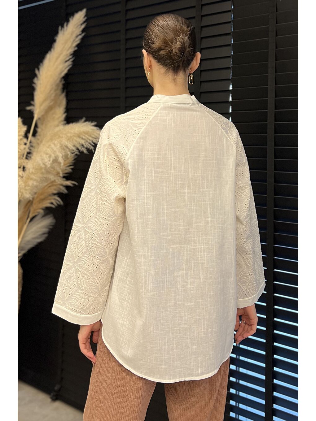 Ekru Kadın Dantel İşlemeli Keten Gömlek-2
