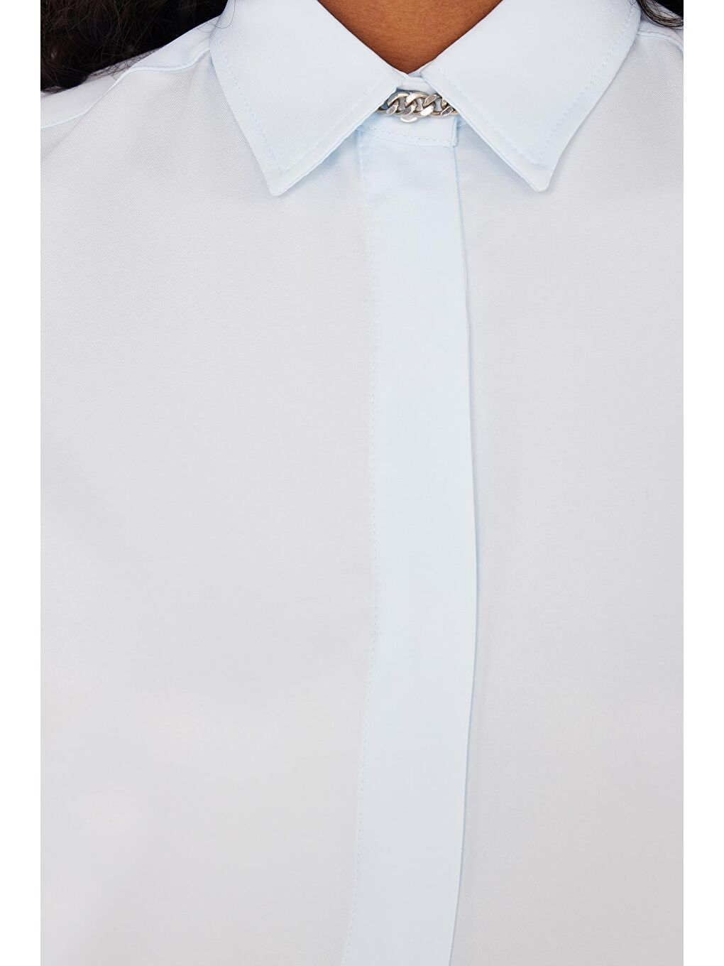 Kadın Slim Fit Dar Kesim Vucüda Oturan Uzun Kollu Gizli Düğme Detaylı Mavi Basic Gömlek-2