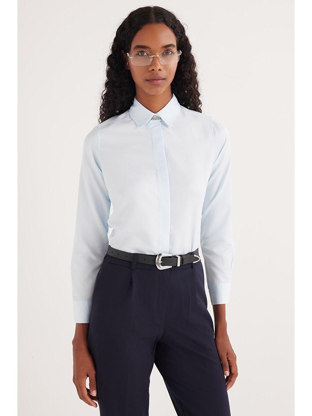 Kadın Slim Fit Dar Kesim Vucüda Oturan Uzun Kollu Gizli Düğme Detaylı Mavi Basic Gömlek-3