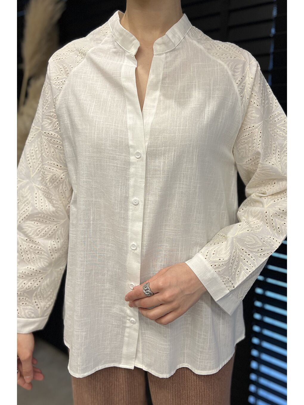 Ekru Kadın Dantel İşlemeli Keten Gömlek-3