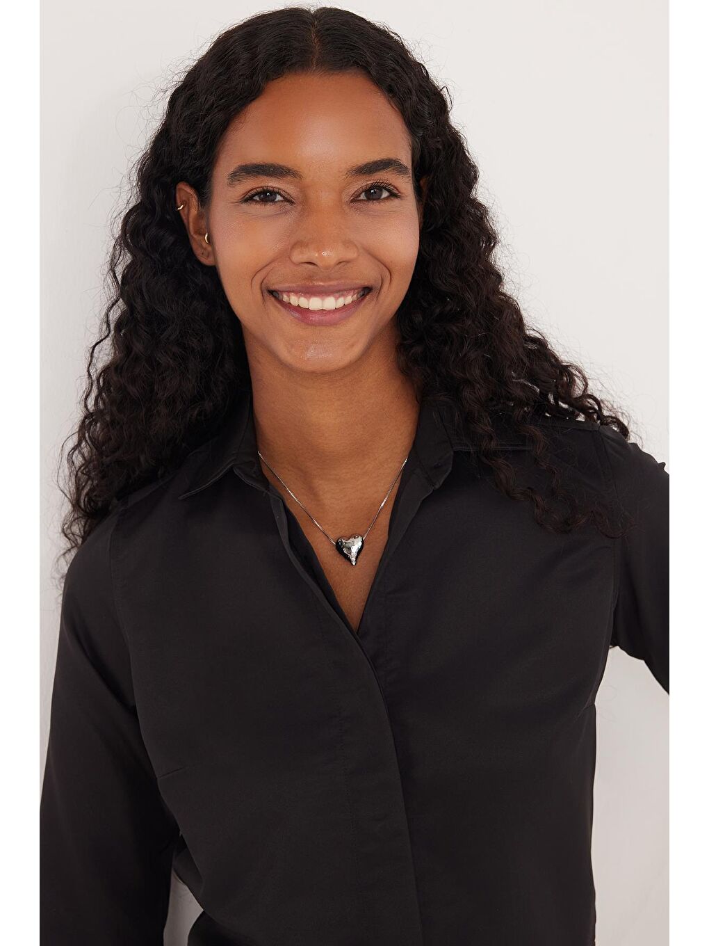 Kadın Slim Fit Dar Kesim Vucüda Oturan Uzun Kollu Gizli Düğme Detaylı Siyah Basic Gömlek-1