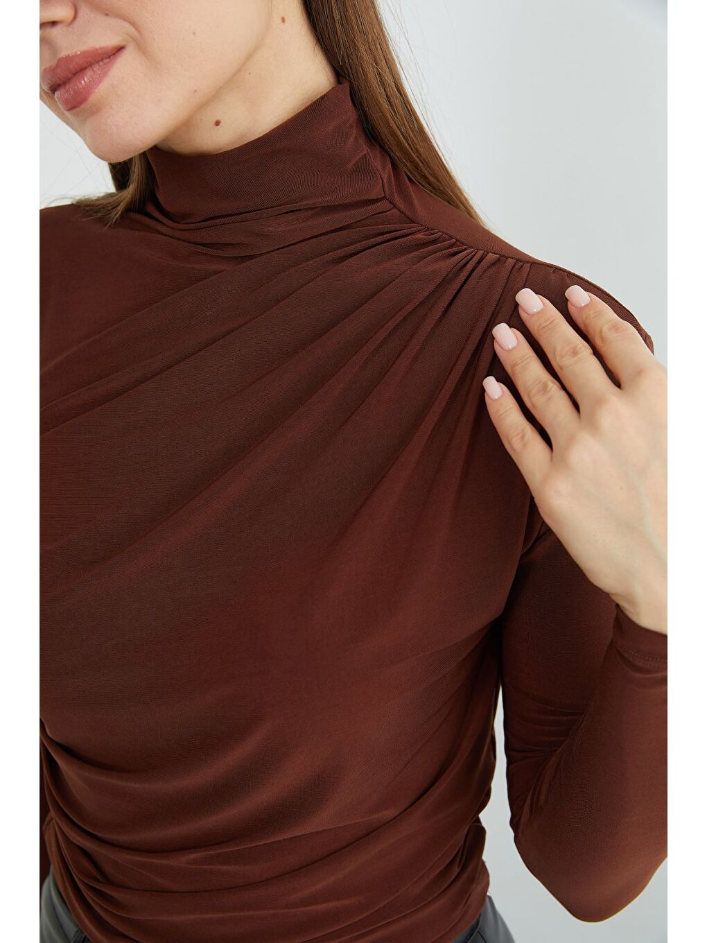 Kahverengi Drapeli Balıkçı Yaka Bluz-4