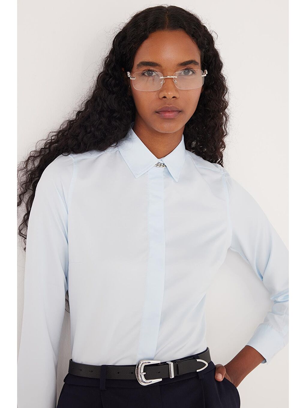 Kadın Slim Fit Dar Kesim Vucüda Oturan Uzun Kollu Gizli Düğme Detaylı Mavi Basic Gömlek-4