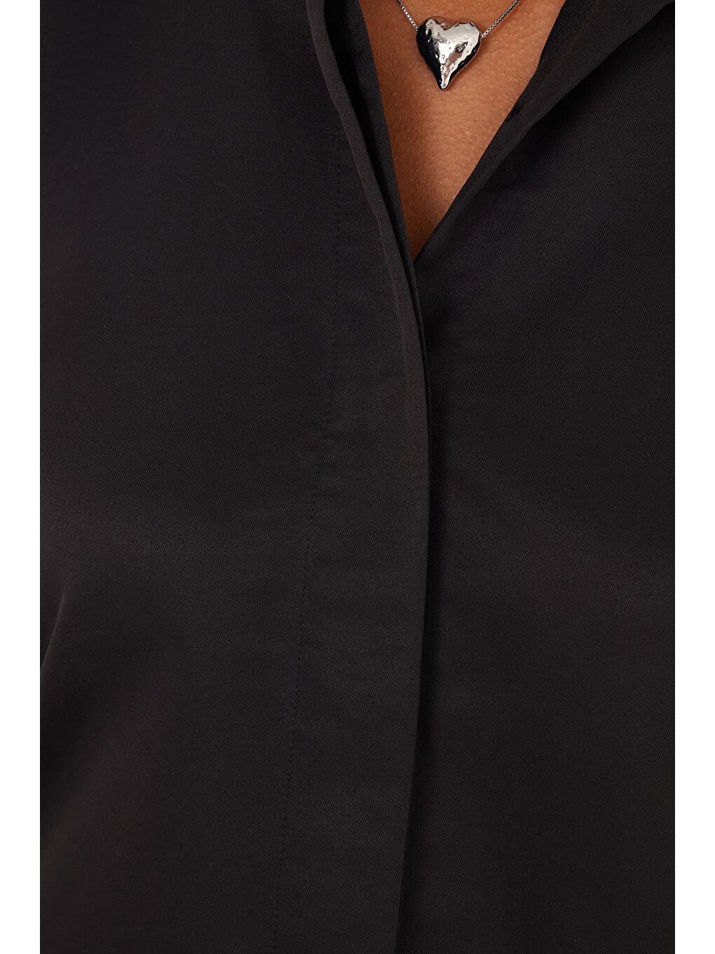 Kadın Slim Fit Dar Kesim Vucüda Oturan Uzun Kollu Gizli Düğme Detaylı Siyah Basic Gömlek-2