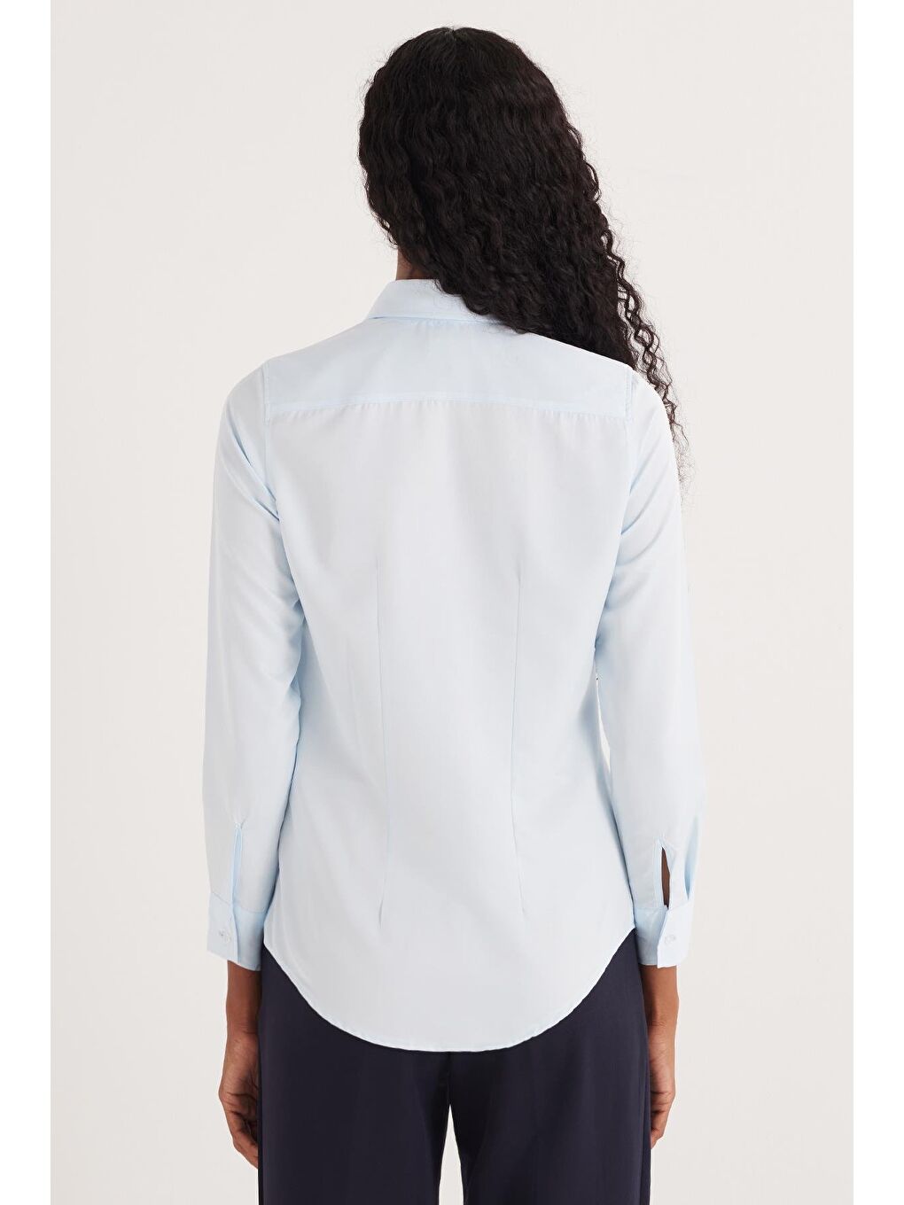 Kadın Slim Fit Dar Kesim Vucüda Oturan Uzun Kollu Gizli Düğme Detaylı Mavi Basic Gömlek-6