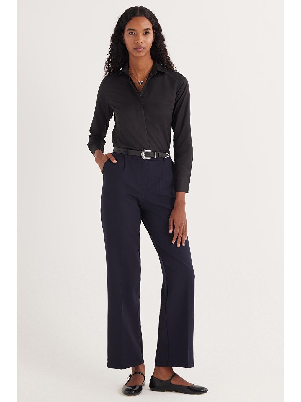 Kadın Slim Fit Dar Kesim Vucüda Oturan Uzun Kollu Gizli Düğme Detaylı Siyah Basic Gömlek-3