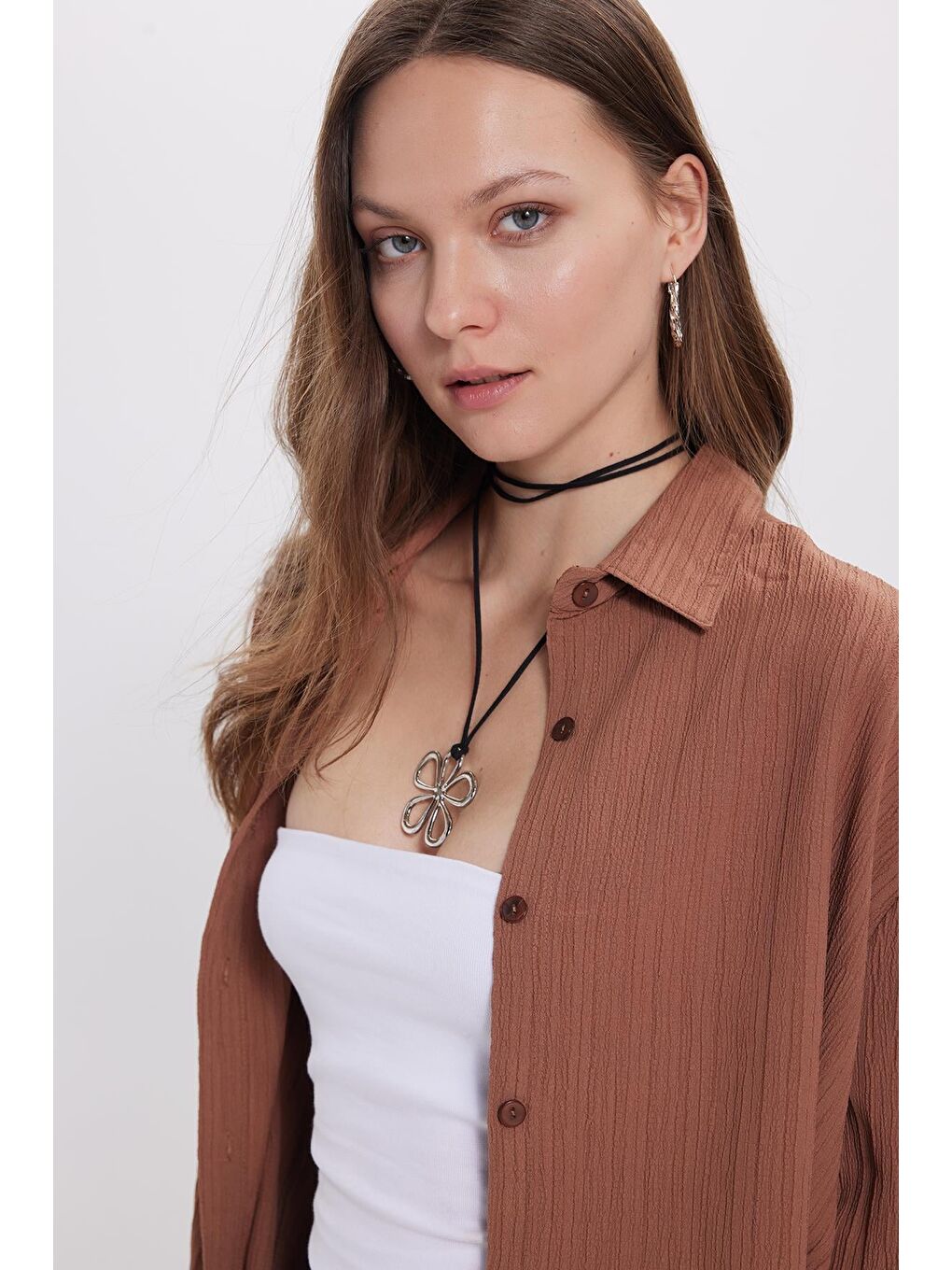 Kadın Oversize Geniş Kesim Bürümcük Pens Detaylı Uzun Kollu Dokulu Kahverengi Gömlek-1