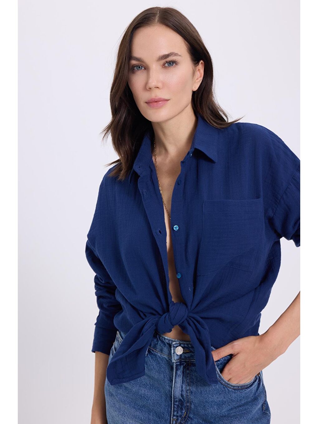 Kadın Oversize Geniş Kesim %100 Pamuk Müslin Kumaş Uzun Kollu Cepli Dokulu Lacivert Gömlek